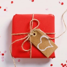 Papel y adornos para regalos de San Valentín