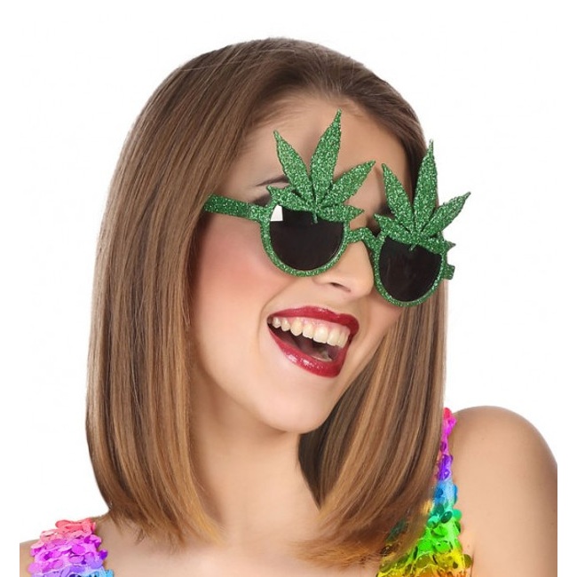 Vista frontal del gafas de marihuana en stock