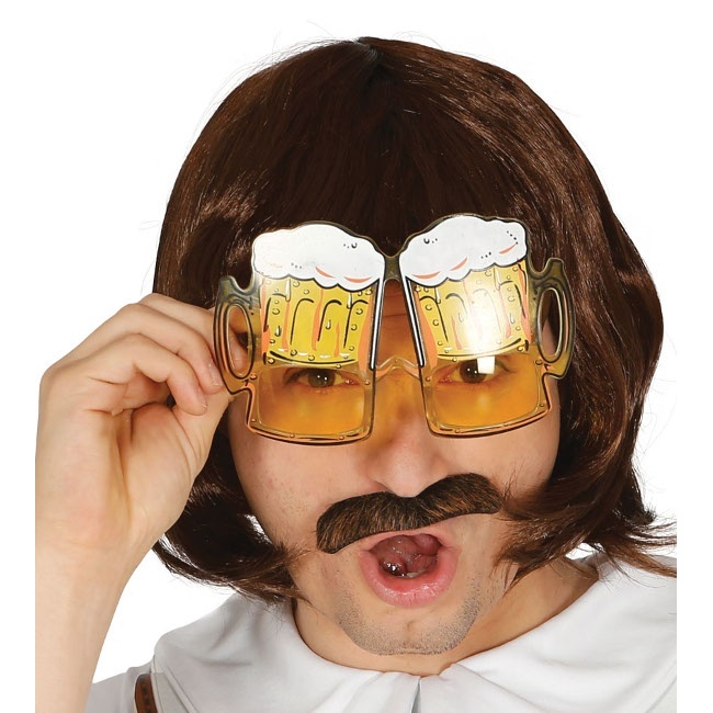 Foto detallada de gafas con cervezas