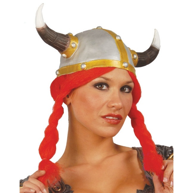 Vista frontal del casco de vikingo en stock