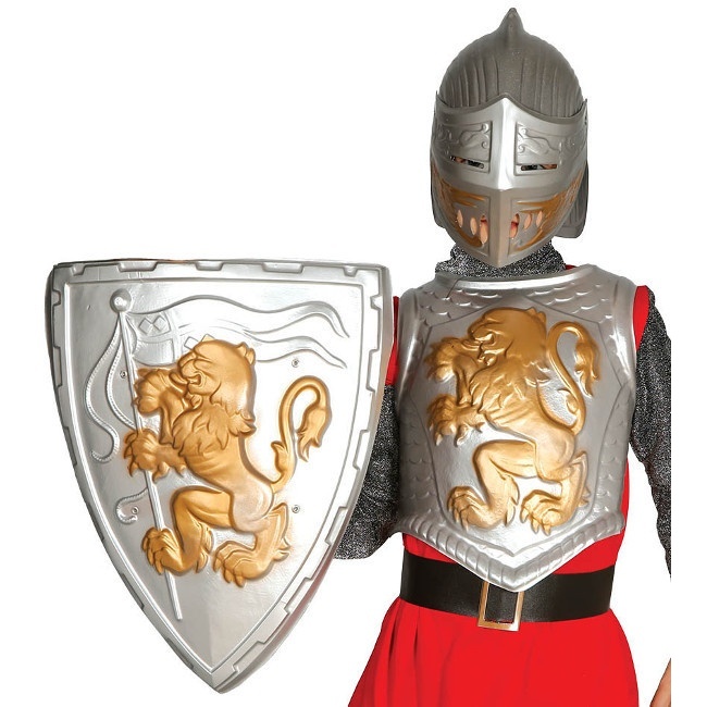 Vista frontal del casco, armadura y escudo de caballero medieval