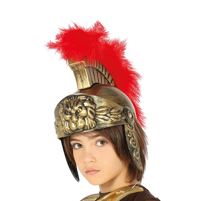 Vista frontal del casco de romano dorado en stock