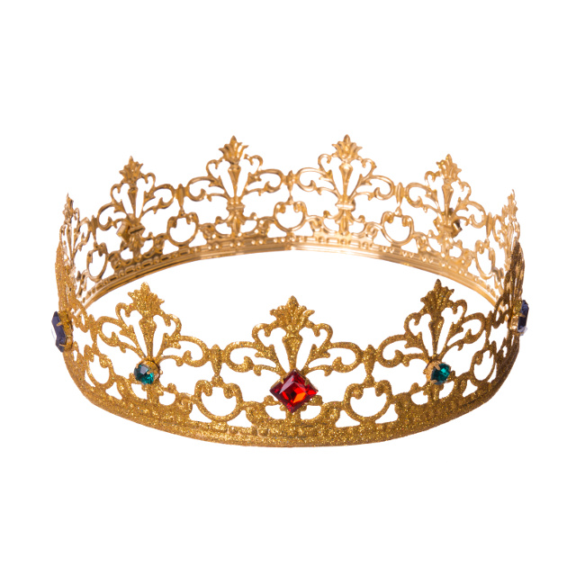Vista frontal del corona metálica de rey dorada en stock