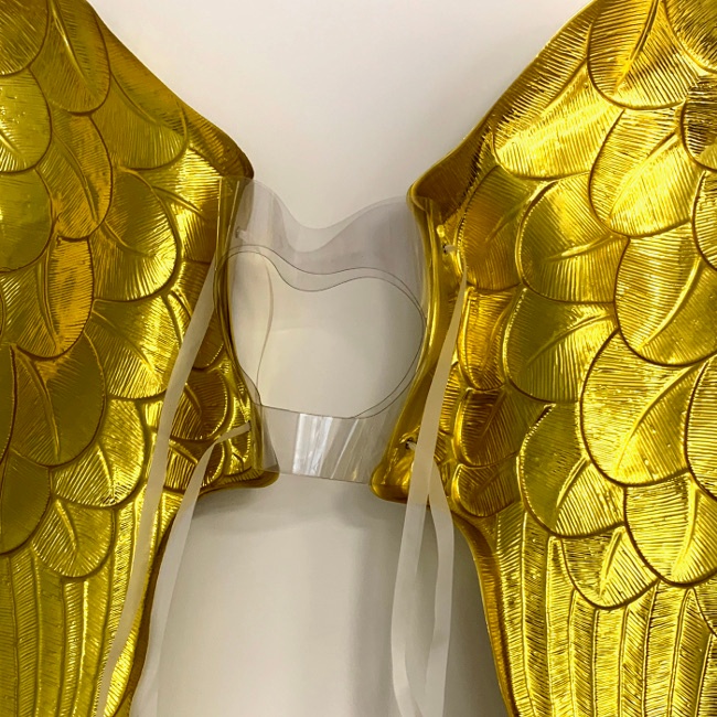 Foto detallada de alas doradas - 83 x 78 cm