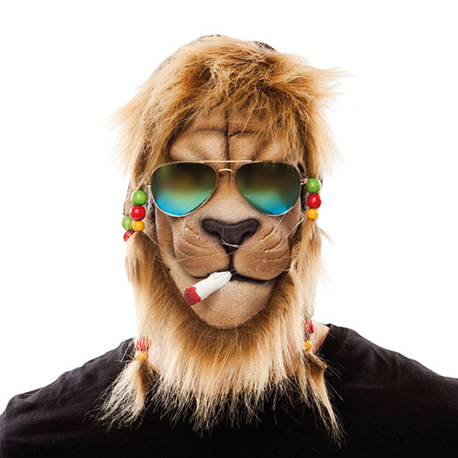 Vista principal del máscara de león jamaicano en stock