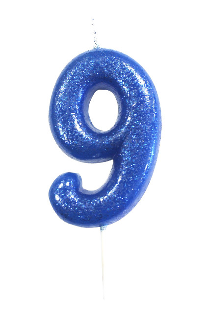 Vista frontal del vela de número azul en stock