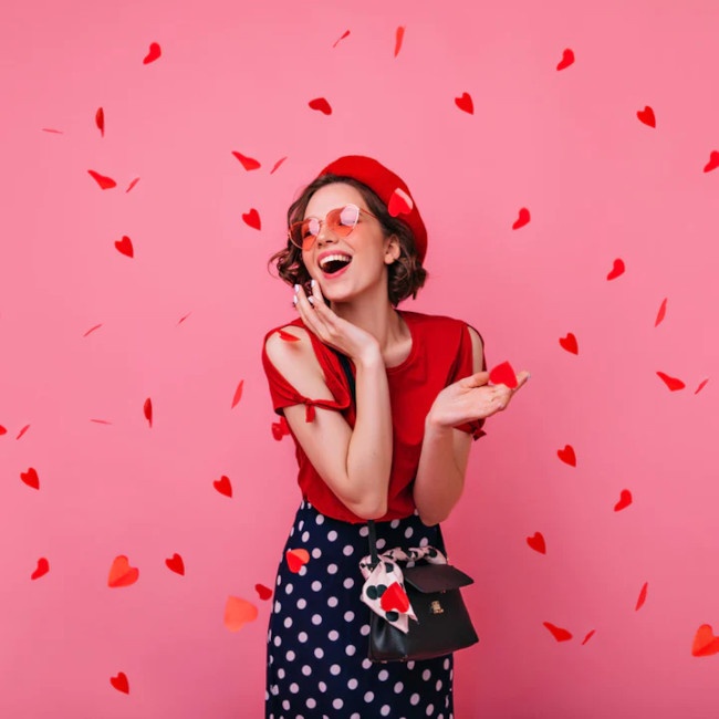 Foto detallada de cañón de confetti con pétalos y corazones rojos de 40 cm