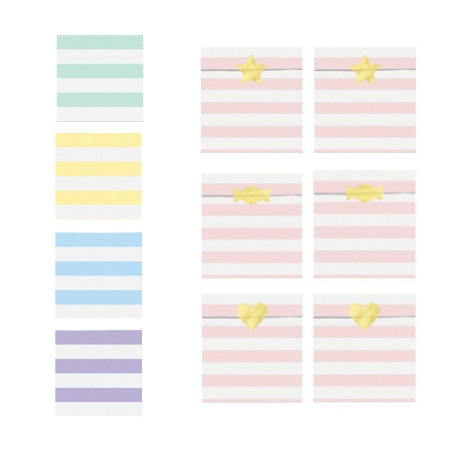Vista frontal del bolsas de papel a rayas en color aguamarina, amarillo, azul, lila y rosa