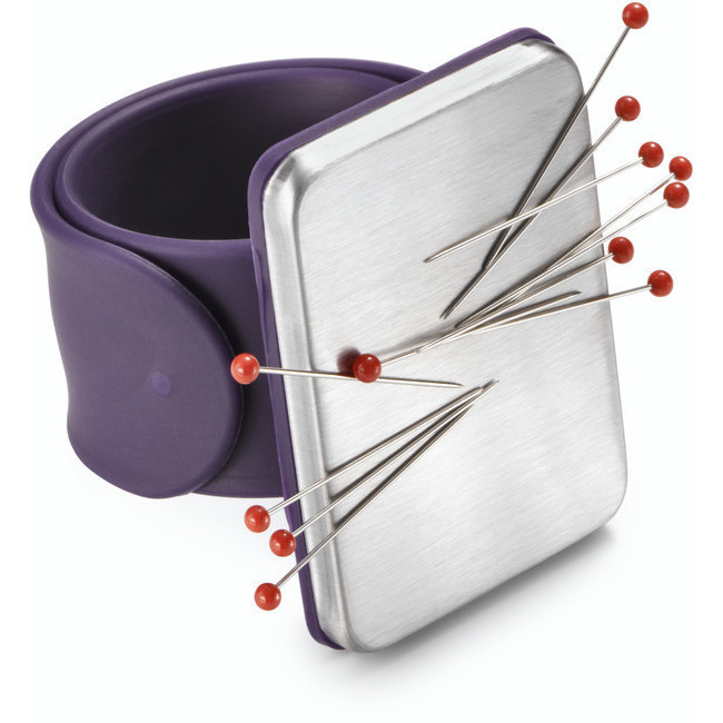 Vista frontal del alfiletero magnético de pulsera - Prym en color fucsia y violeta