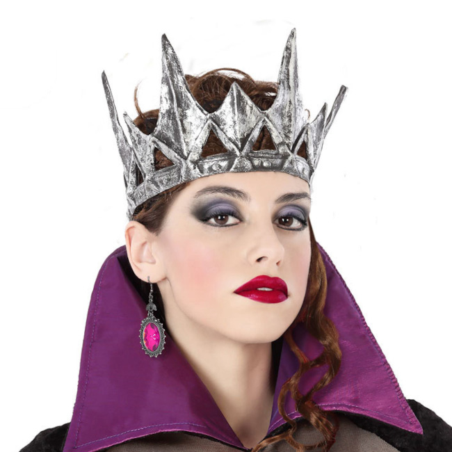 Vista frontal del corona de reina malvada