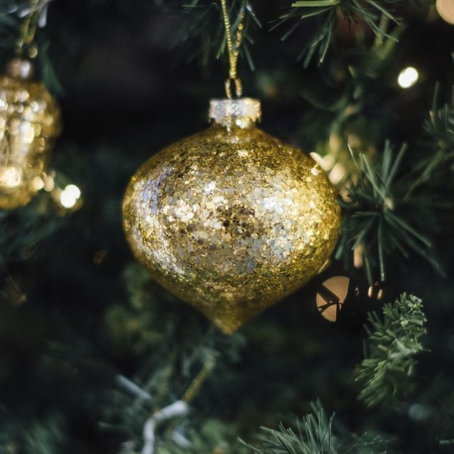 Vista principal del adorno de Gold Christmas ovalo de 10 cm - 6 unidades en stock