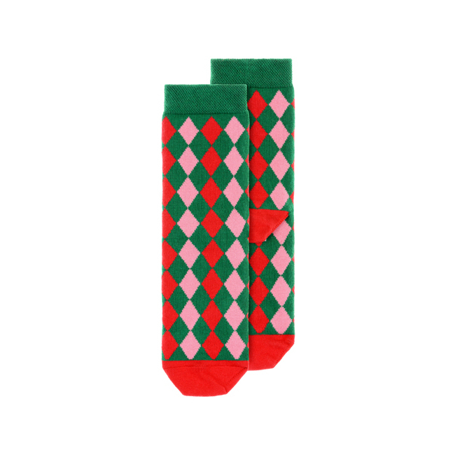 Vista frontal del calcetines infantiles de rombos navideños en stock