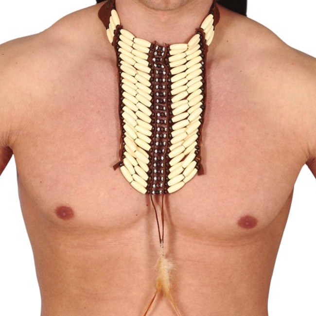 Vista delantera del collar pechera larga de indio en stock