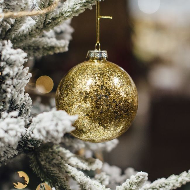 Vista frontal del adorno de Gold Christmas bola de 10 cm - 6 unidades en stock
