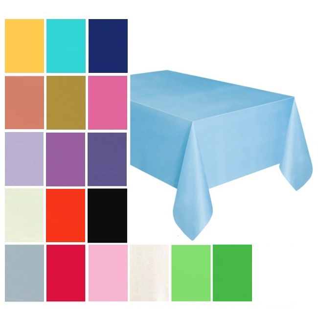 Vista principal del mantel de plástico de colores de 2,74 x 1,37 m - 1 unidad en color amarillo, azul, azul caribe, azul marino, coral, dorado, fucsia, lavanda, lila medio, lila oscuro, marfil, naranja calabaza, negro, plateado, rojo, rosa, transparente, verde lima y verde oscuro
