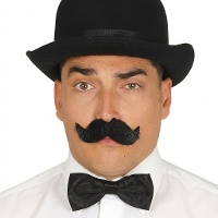 Bigote negro con puntas hacia arriba