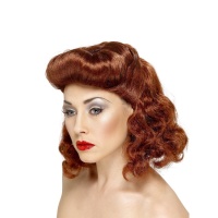 Peluca pelirroja con peinado pin up