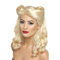 Peluca rubia con peinado pin up