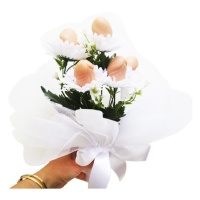 Ramo de flores blancas con penes y lazo blanco