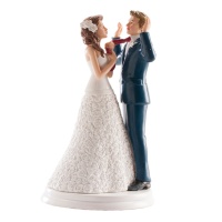 Figura para tarta de boda de novia cogiendo corbata del novio - 20 cm