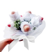 Ramo de novia con flores blancas y mango de pene con lazo rosa