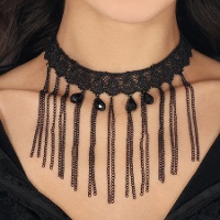 Gargantilla con cadenas negra