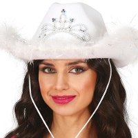Sombrero de vaquera blanco con plumas y corona plateada