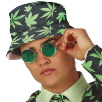 Sombrero con hojas de marihuana