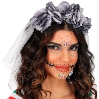 Diadema con flores grises y velo