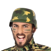 Casco de militar camuflaje verde