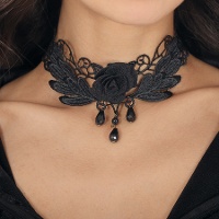Gargantilla bordada con rosa negra
