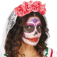 Diadema con velo y flores ensangrentadas