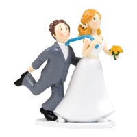 Figura para tarta de novia tirando de la corbata del novio de 19 cm