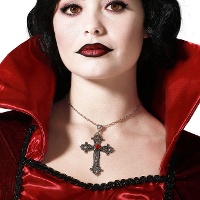 Collar de cruz gótica plateada