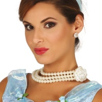 Collar de perlas blancas con flor