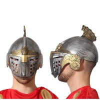 Casco medieval plateado con visera