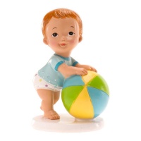 Figura para tarta de bautizo de bebé niño jugando con la pelota de 11 x 7 cm