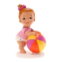 Figura para tarta de bautizo de bebé niña jugando con la pelota de 11 x 7 cm