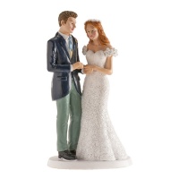 Figura para tarta de boda de novio poniendo anillo a la novia de 16 cm