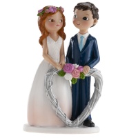 Figura para tarta de boda con novios acompañados un corazón plateado de 16 cm