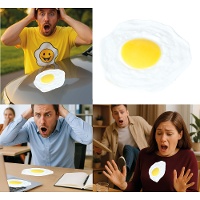 Huevo frito de broma realista