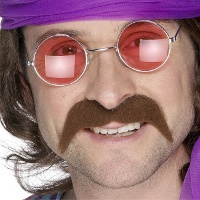 Bigote marrón de puntas finas