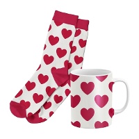 Set regalo taza y calcetines blanco con corazones rojos